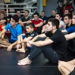 Занятия йогой, фитнесом в спортзале Боец Гай