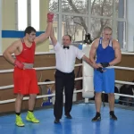 Занятия йогой, фитнесом в спортзале Боевые перчатки Видное