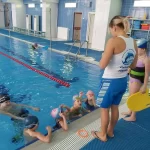 Занятия йогой, фитнесом в спортзале Дельфин школа плавания Новосибирск