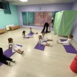 Занятия йогой, фитнесом в спортзале Дети на паркете Красноярск