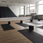 Занятия йогой, фитнесом в спортзале Feel fit Владивосток