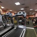 Занятия йогой, фитнесом в спортзале Gold’s Gym Москва