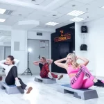 Занятия йогой, фитнесом в спортзале Grand Fitness Hall Омск