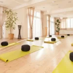 Занятия йогой, фитнесом в спортзале Green Yoga Владивосток