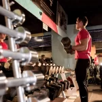 Занятия йогой, фитнесом в спортзале HappyMuscles Щекино