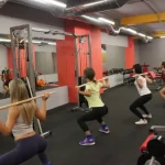 Занятия йогой, фитнесом в спортзале HappyMuscles Щекино