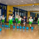 Занятия йогой, фитнесом в спортзале Kinderball Москва