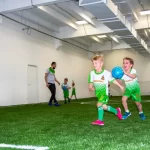 Занятия йогой, фитнесом в спортзале Kinderball Москва