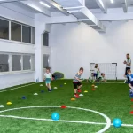 Занятия йогой, фитнесом в спортзале Kinderball Москва