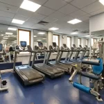 Занятия йогой, фитнесом в спортзале Lesfitness Москва
