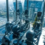 Занятия йогой, фитнесом в спортзале M-city Москва