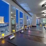 Занятия йогой, фитнесом в спортзале M-city Москва