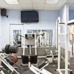 Занятия йогой, фитнесом в спортзале Монолит Сочи