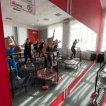 Занятия йогой, фитнесом в спортзале Rave up Омск