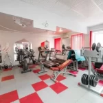 Занятия йогой, фитнесом в спортзале Riviera Fitness Разумное