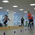Занятия йогой, фитнесом в спортзале Ролер-школа Inline Тюмень