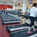 Занятия йогой, фитнесом в спортзале Сафари спорт Севастополь