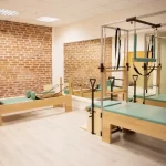 Занятия йогой, фитнесом в спортзале Shine Pilates Москва