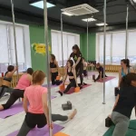 Занятия йогой, фитнесом в спортзале Школа танцев Киви Дэнс Москва