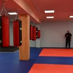 Занятия йогой, фитнесом в спортзале Стик школа кикбоксинга Барнаул