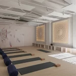Занятия йогой, фитнесом в спортзале Студия йоги Surya Шахты