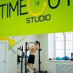 Занятия йогой, фитнесом в спортзале TimeOut Тверь