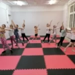 Занятия йогой, фитнесом в спортзале Успех Кез