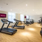 Занятия йогой, фитнесом в спортзале Wellness центр отеля Mercure Rosa Khutor Сочи