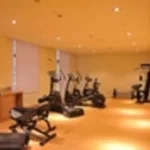 Занятия йогой, фитнесом в спортзале Wellness центр отеля Mercure Rosa Khutor Сочи