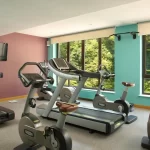 Занятия йогой, фитнесом в спортзале Wellness центр отеля Mercure Rosa Khutor Сочи