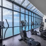 Занятия йогой, фитнесом в спортзале Wellness центр отеля Mercure Rosa Khutor Сочи