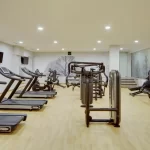 Занятия йогой, фитнесом в спортзале Wellness центр отеля Mercure Rosa Khutor Сочи