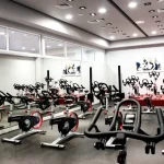 Занятия йогой, фитнесом в спортзале World Class Сургут