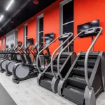 Занятия йогой, фитнесом в спортзале World Gym Иркутск