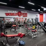 Занятия йогой, фитнесом в спортзале World Gym Вёшки