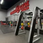 Занятия йогой, фитнесом в спортзале World Gym Вёшки