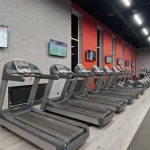 Занятия йогой, фитнесом в спортзале World Gym Вёшки
