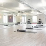 Занятия йогой, фитнесом в спортзале Yogastudio Иркутск