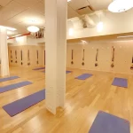 Занятия йогой, фитнесом в спортзале YogaWorks! Москва