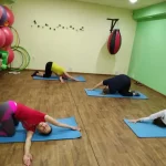 Занятия йогой, фитнесом в спортзале Зарядка Астрахань